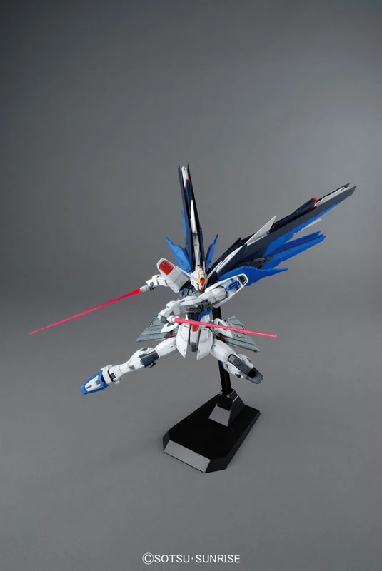 Bandai: MG Gundam Freedom 2.0 – Mobile Suit Gundam SEED (1/100)