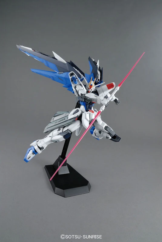 Bandai: MG Gundam Freedom 2.0 – Mobile Suit Gundam SEED (1/100)