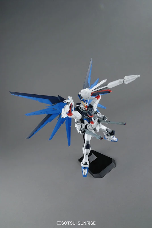Bandai: MG Gundam Freedom 2.0 – Mobile Suit Gundam SEED (1/100)