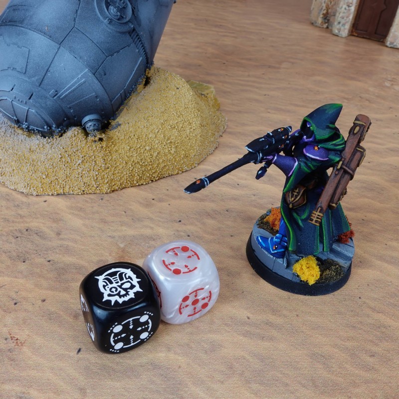 Q Workshop | Black & Pearl | Crosshairs Compact D6